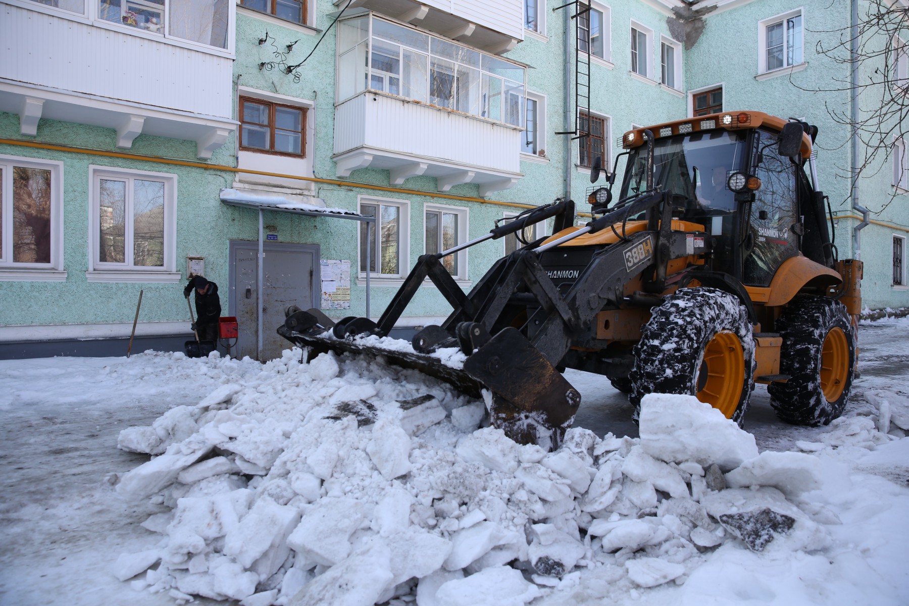 Жителей не должен удивлять тот факт, что управляющие компании не вывозят снег из дворов — эта услуга не заложена в тариф на содержание жилфонда. Фото Владимира Коцюбы-Белых