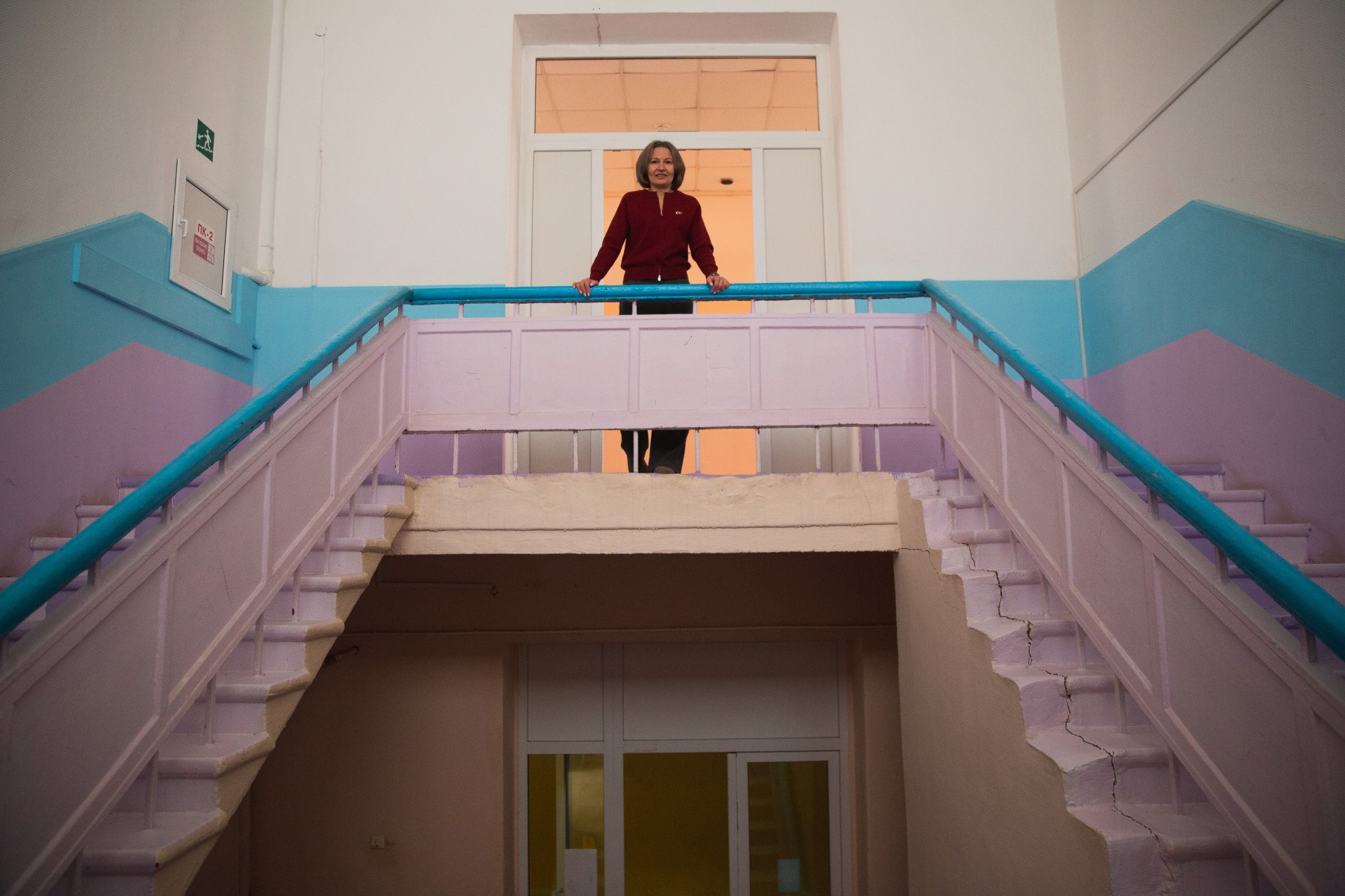 Знаменитая лестница гимназии №25. Директор Елена Калинина: «Мы уже тут по школе не бегаем, а все равно вся лестница в трещинах» // Фото Владимира Коцююы-Белых