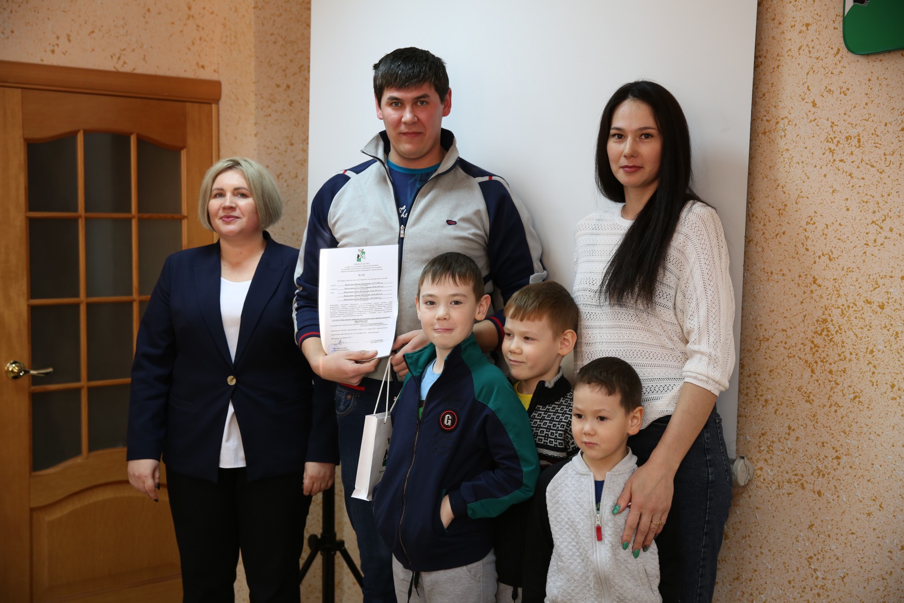 Семья Мугаллимовых стояла в очереди с 2015 года. Фото Владимира Коцюбы-Белых