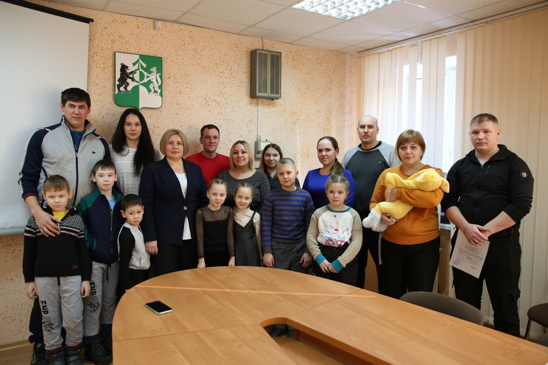 Четыре семьи получили сертификаты на улучшение жилищных условий. Фото Владимира Коцюбы-Белых