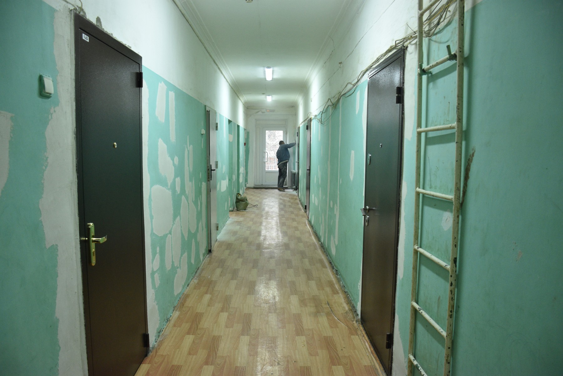 Сейчас в бывшем общежитии идет подготовка стен второго этажа к покраске. Фото Ольги Вертлюговой
