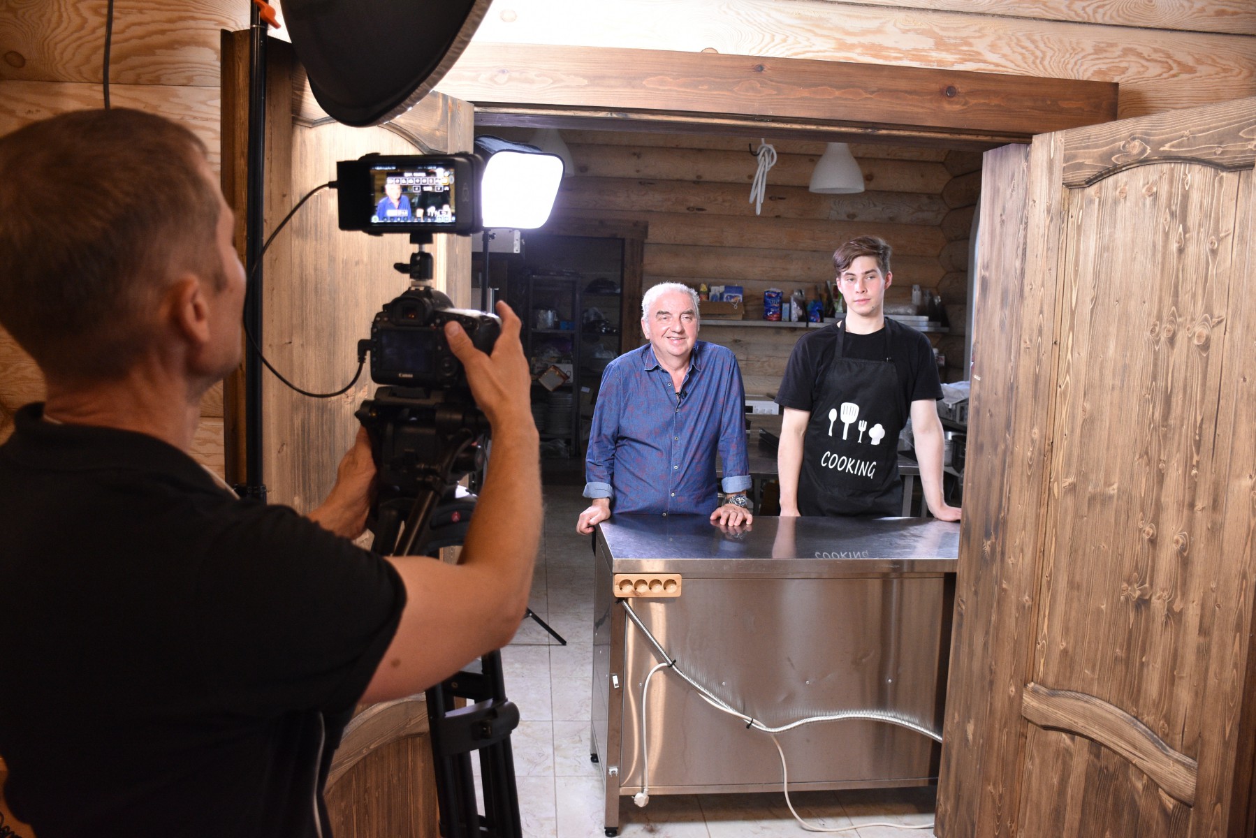 Владимир Шахрин записывает интервью с поваром Николаем, который только что накормил его чудесной гречкой и котлетами. Фото Андрея Агафонова