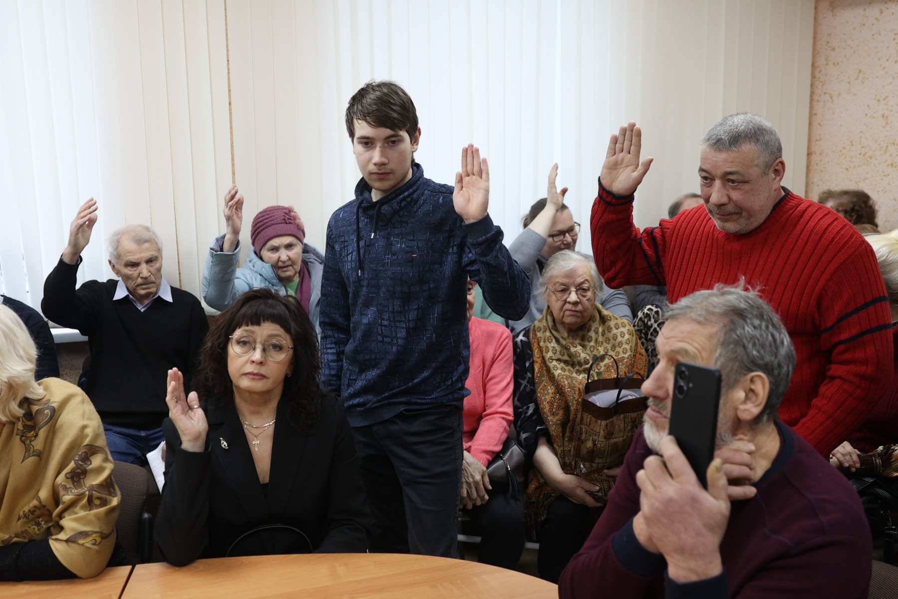 Направить все поправки в Устав на рассмотрение Думы Ревды — за это решение проголосовали 84 участника публичных слушаний, в том числе многочисленные представители оппозиционной общественности. Фото Владимира Коцюбы-Белых