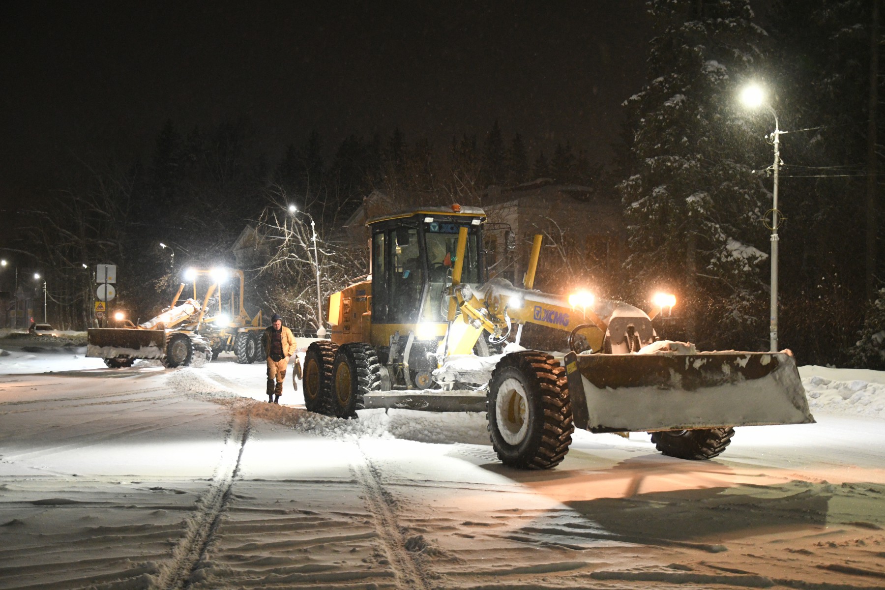 Работники и техника «Армады» приступила к очистке города через час после начала мощного снегопада. Фото Владимира Коцюбы-Белых