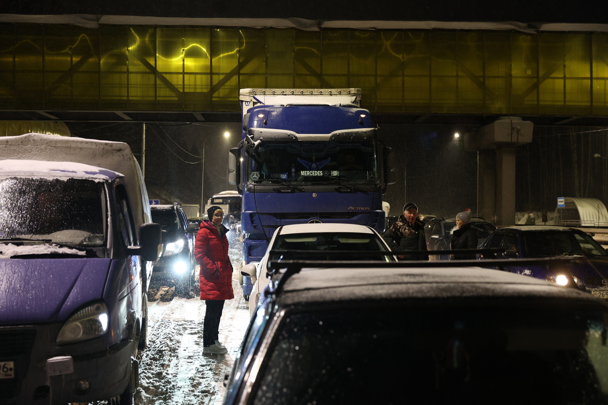Множество людей оказались в снежном плену на трассе Пермь-Екатеринбург. // Фото Владимира Коцюбы-Белых 