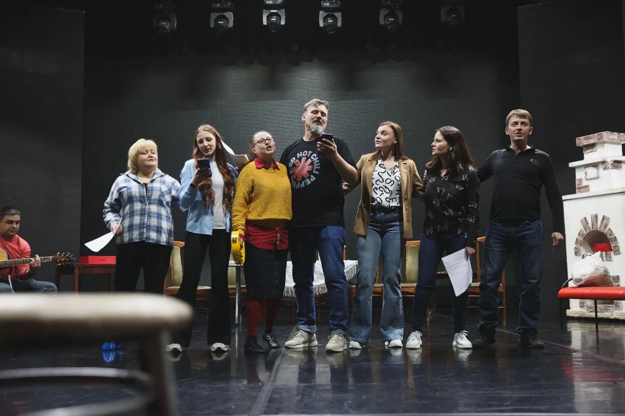 Во время спектакля артисты расскажут и покажут истории своей семьи. Для каждого этот спектакль станет личным откровением и экскурсом в семейную историю. // Фото Владимира Коцюбы-Белых