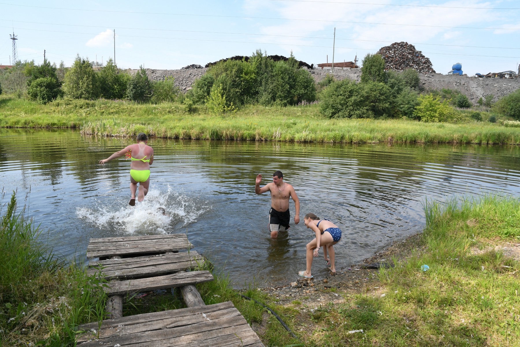 Вот так купаются местные дети, на фоне куч металлолома. Фото Владимира Коцюбы-Белых