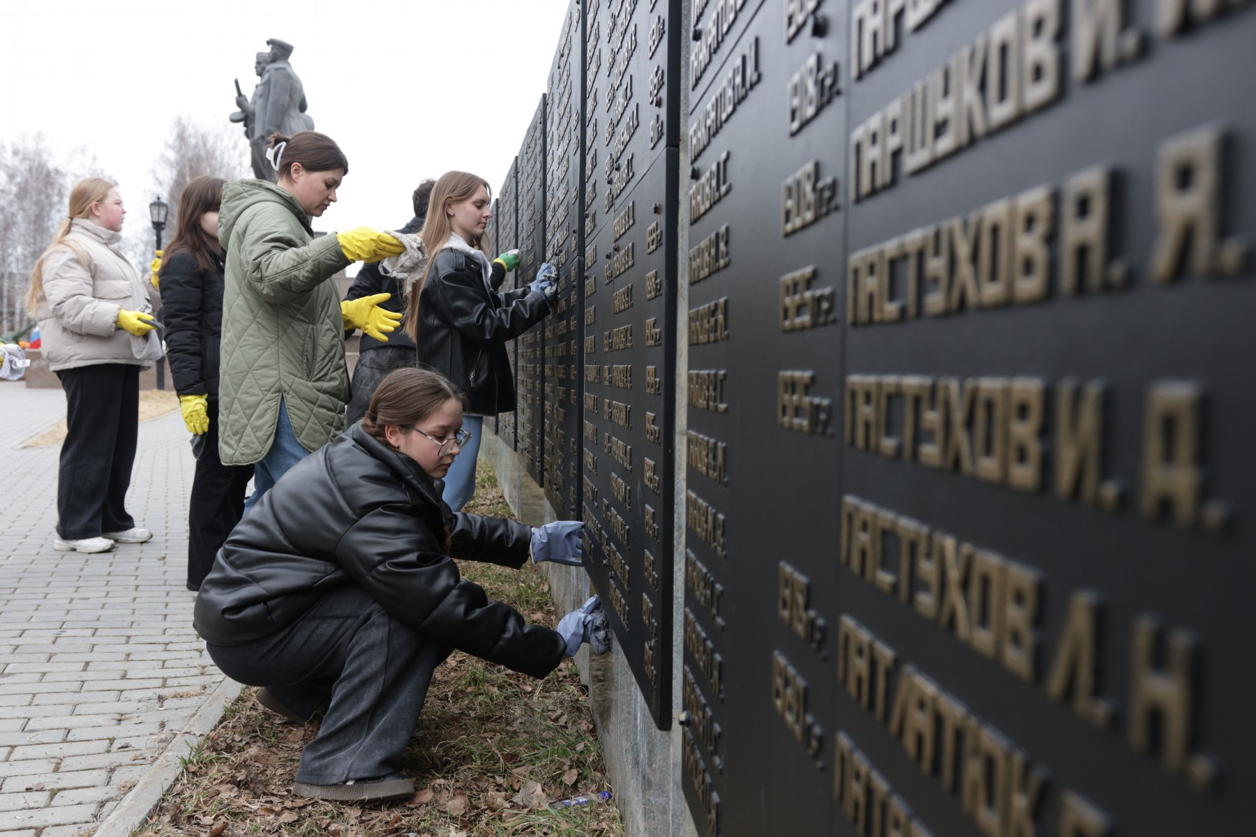 Активисты очистили мемориальные плиты в парке Победы. // Фото Владимира Коцюбы-Белых