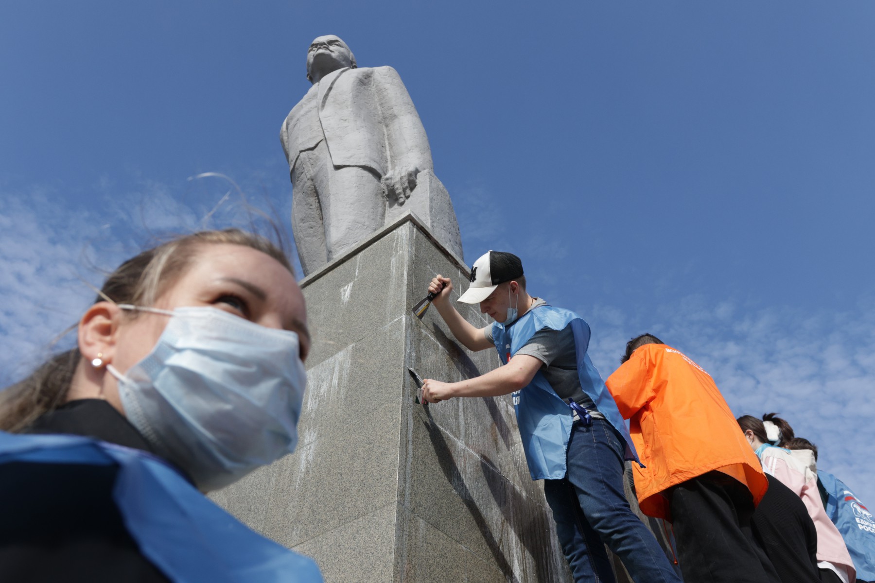 Второй субботник провели в Ленинском сквере. Было решено очистить памятник Ленину. // Фото Владимира Коцюбы-Белых