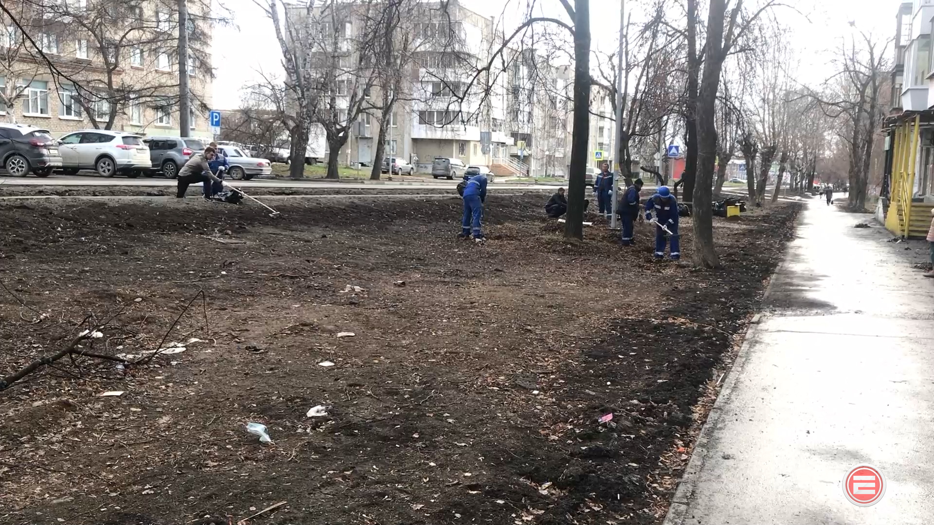 У завода и в городе. Труженики НЛМК-Урал провели весенний субботник |  03.05.2022 | Ревда - БезФормата