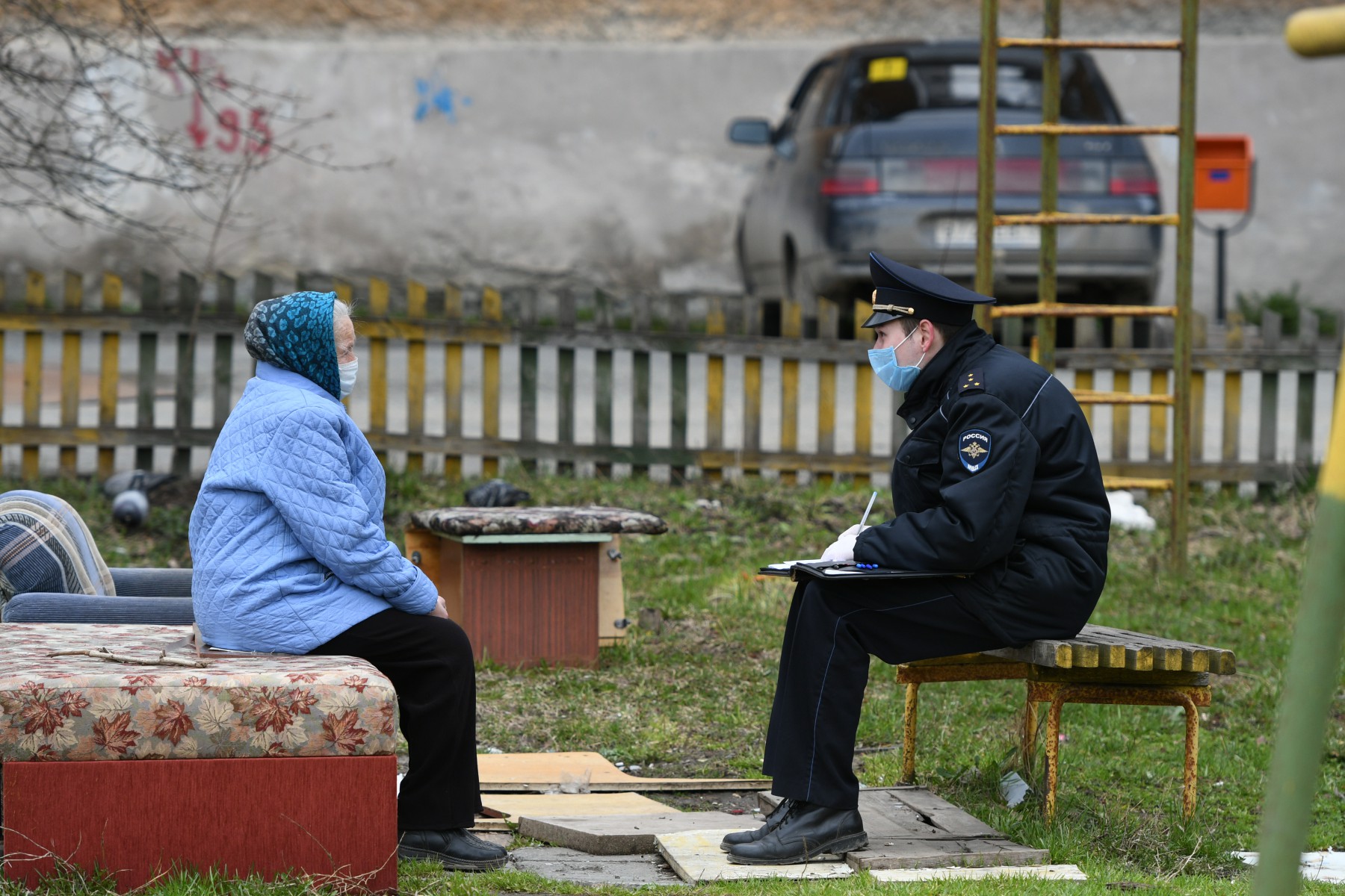 Согласно указу губернатора, в Свердловской области до сих пор действует режим самоизоляции для граждан старше 65 лет, а также страдающих хроническими заболеваниями. Фото Владимира Коцюбы-Белых