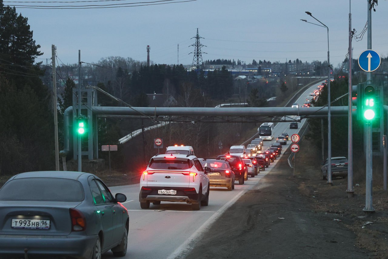 Светофоры на этом участке дороги появились в октябре прошлого года. И сразу начались пробки. Фото из архива редакции