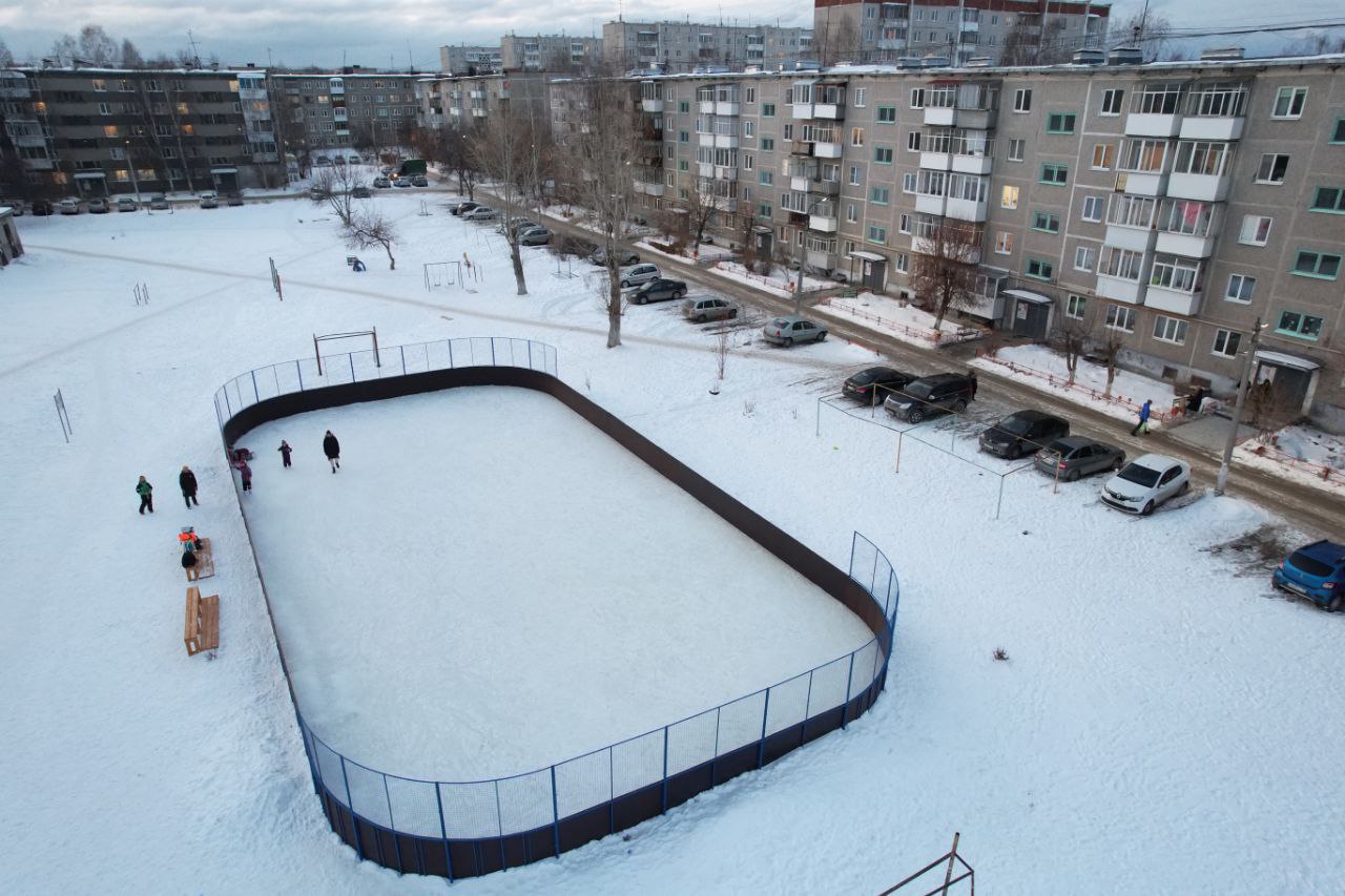 Сейчас на новом корте во дворе Ковельской катаются дети. А скоро схлестнутся хоккеисты. Фото Владимира Коцюбы-Белых