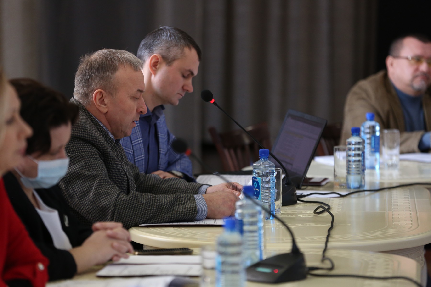 Александр Тюриков по бумажке призывает депутатов не голосовать за бюджет. Фото Владимира Коцюбы-Белых