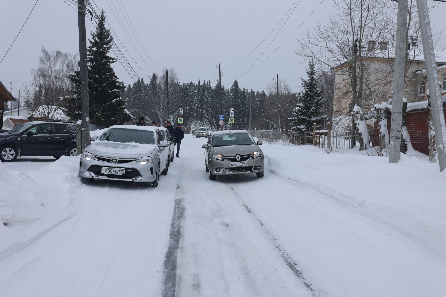Вот такое «корыто» было в пятницу, 12 января, на улице Толстого. Машины могут передвигаться только вот с таким опасным наклоном. Дорожникам дали указание срезать накат и вывезти снег с этой территории. Фото Владимира Коцюбы-Белых