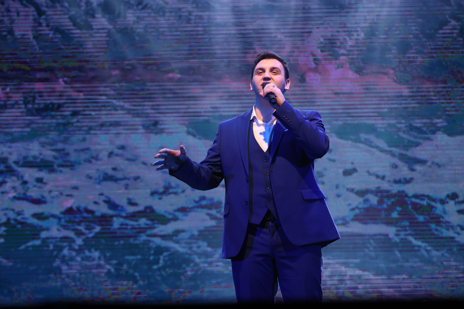 Виктор Винокуров удивил публику своим голосом исполнив песню «Корабль». // Фото Вдадимира Коцюбы-Белых