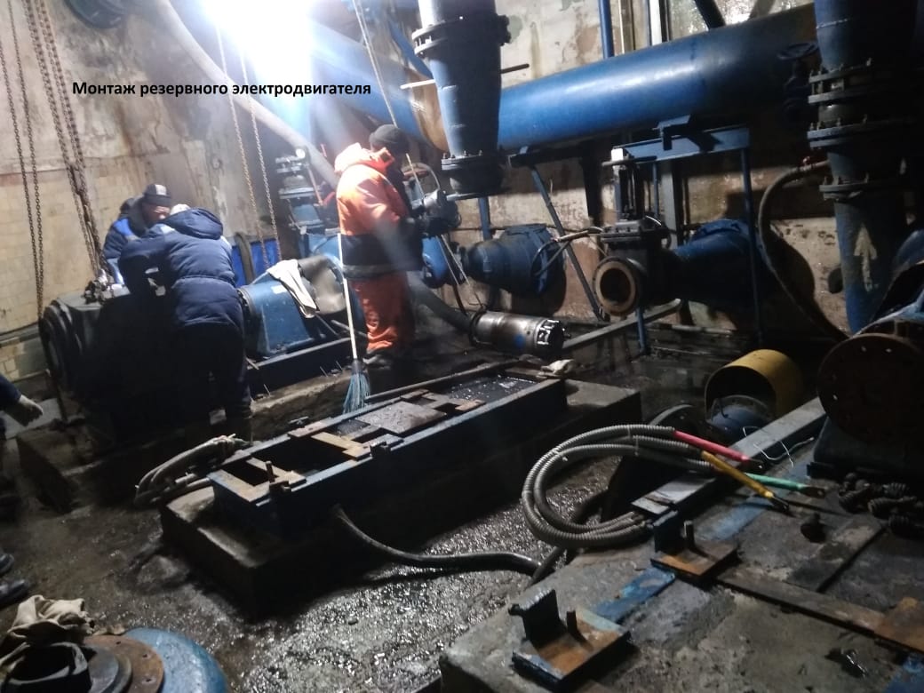 Вот так сотрудники «Водоканала» монтировали резервный электродвигатель. Фото предоставлено УМП «Водоканал»