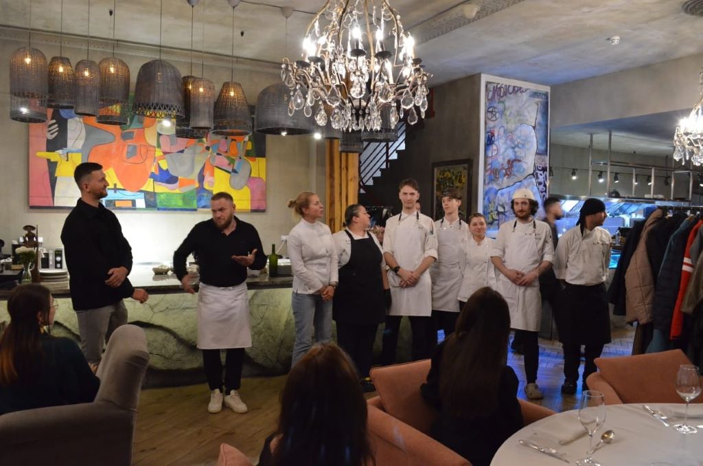 Геннадий с Лесными провдили ужин с подписчиками в мишленовском ресторане Biologie, где ревдинский егерь готовил вместе с командой заведения. Фото из сообщества "Лесной шеф"