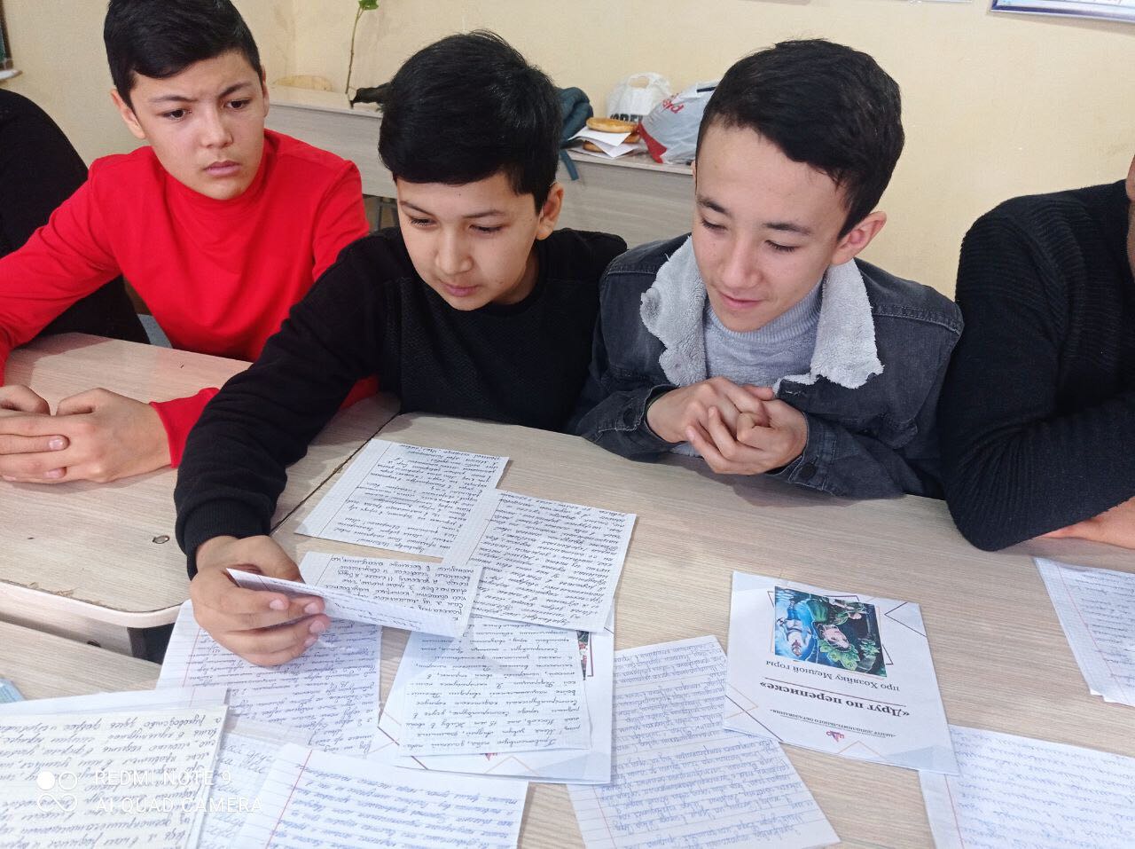 Юные корреспонденты из Намангана читают письма ревдинцев. Фото предоставлено газетой «Кактус»