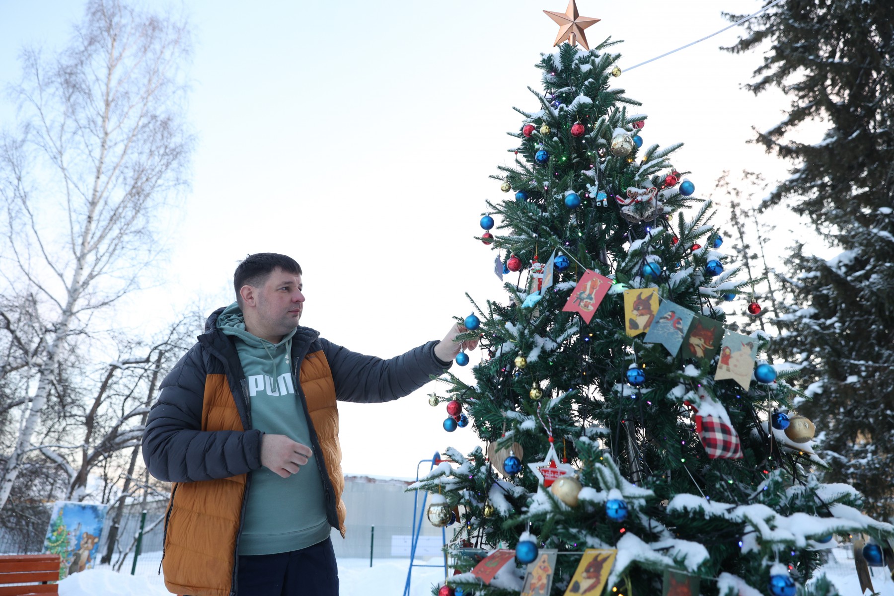 Владимир Сухих вложил в свой двор немало сил и средств, чтобы новая площадка радовала не только его соседей, но и всех горожан. Фото Владимира Коцюбы-Белых