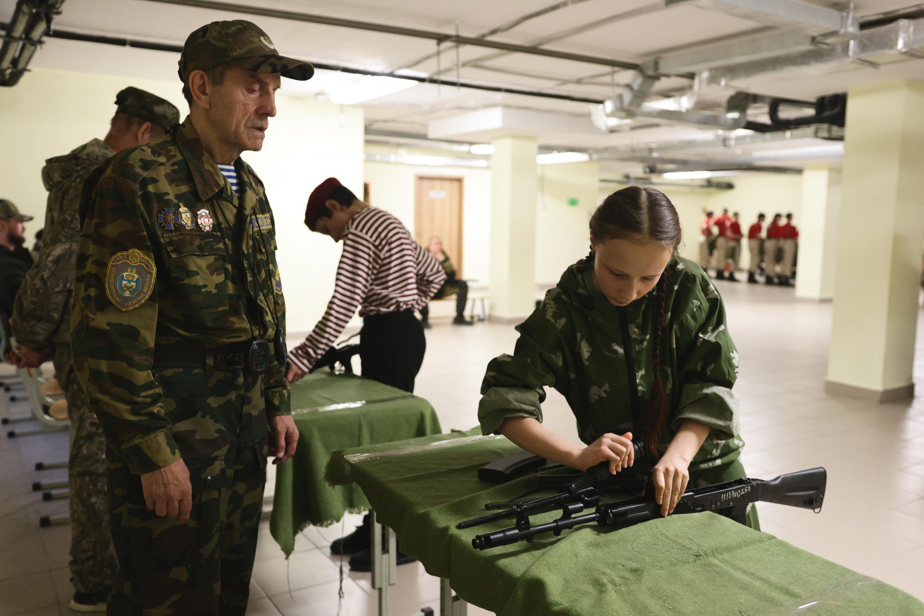 Алена Чикилева из школы №1 за считанные секунды уверенно собрала автомат Калашникова. Фото Владимира Коцюбы-Белых